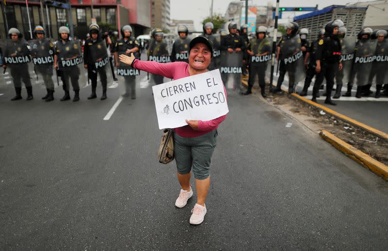 Foto de Archivo. Una manifestante grita mientras sostiene un cartel en el que pide el cierre del Congreso, en una protesta después de que el gobierno anunciara un estado de emergencia en el país tras una semana de protestas provocadas por el derrocamiento del expresidente Pedro Castillo, en Lima, Perú.