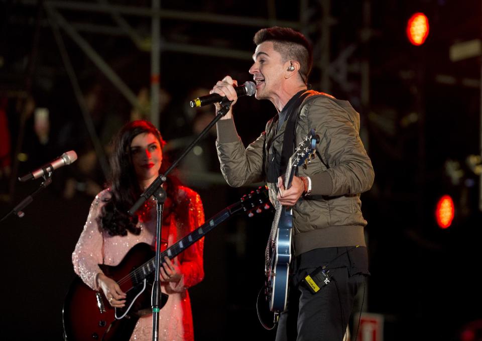 El rockero colombiano Juanes y la cantautora chilena Mon Laferte interpretan "Amárrame" en el festival Vive Latino, en la Ciudad de México, el domingo 19 de marzo del 2017. (AP Foto/Rebecca Blackwell)