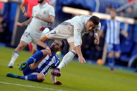 Football Soccer - Alaves v Real Madrid - Spanish Liga BBVA - Mendizorroza, Vitoria, Spain - 29/10/16 Deportivo Alaves' Alexis Ruano in action with Real Madrid's Cristiano Ronaldo REUTERS/Vincent West