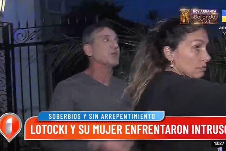 El doctor Anibal Lotocki y su mujer salieron a la puerta de su casa para hablar con la policía y encarar al hombre que los increpaba