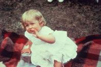 <p>Lady Diana Frances Spencer nació el 1 de julio de 1961 en Sandringham (Norfolk, Reino Unido). Aquí la vemos en los jardines de su casa durante su primer cumpleaños, unos terrenos que estaban cerca de la finca de la familia real. Parece que estaba destinada a convertirse en <em>royal</em>. (Foto: Hulton Archive / Getty Images)</p> 