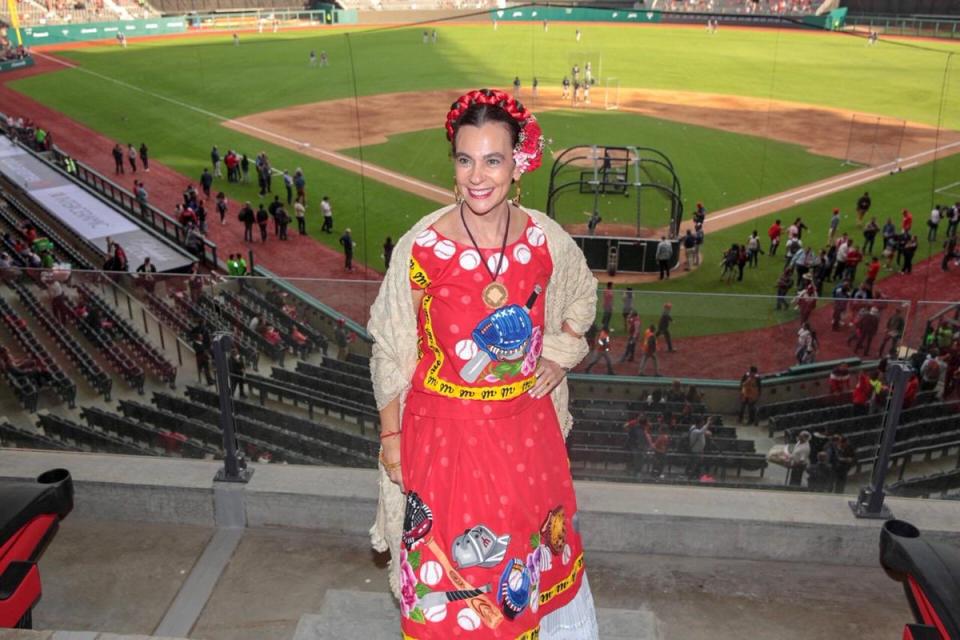 Isabel Grañén Porrú luce el vestido hecho por la artista tejedora Zoraida Regalado, de Oaxaca, México. / Foto: Twitter @isabelgporrua