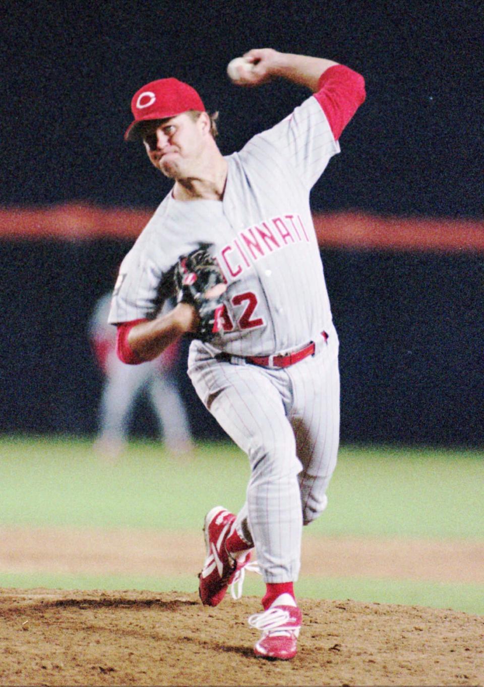 Le lanceur des Reds Tom Browning livre un lancer lors de la cinquième manche de la victoire 3-2 des Reds sur les Padres le 9 mai 1994 à San Diego.