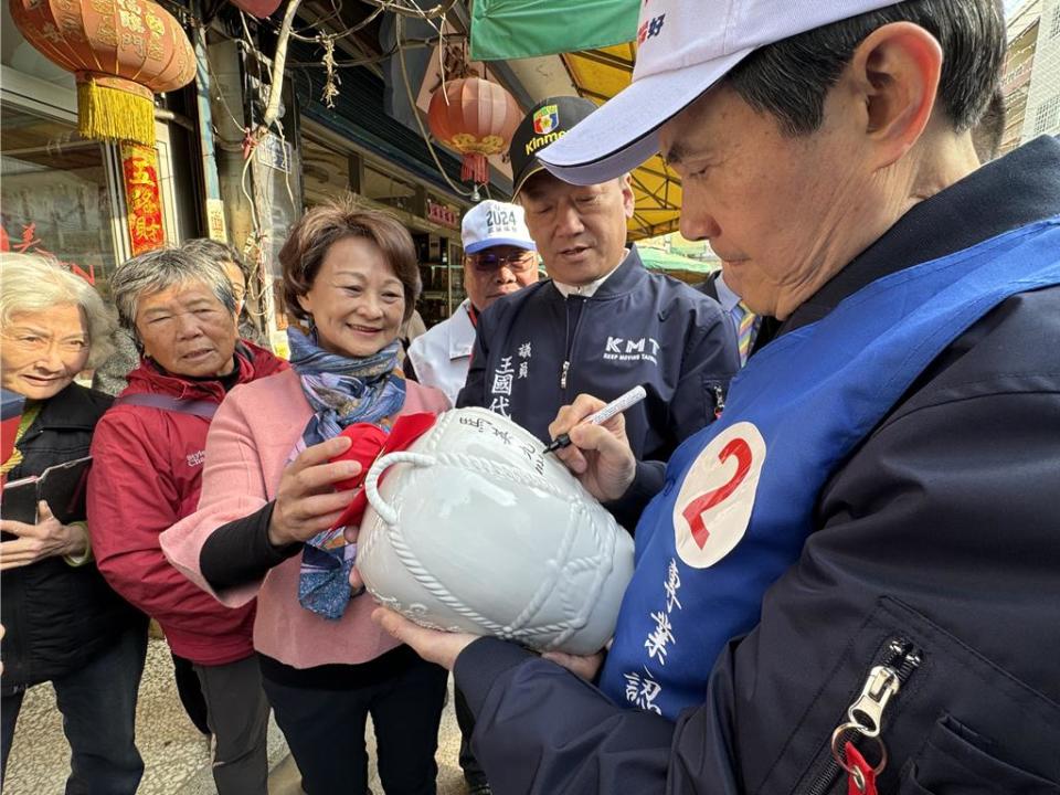 不少金門鄉親爭睹心中永遠的「小馬哥」，也都拿出珍藏多年的高粱酒請他簽名留念。(于家麒攝)