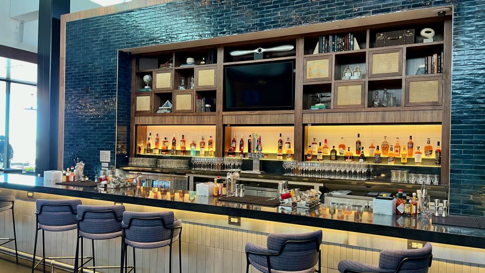 The main bar at the Atlanta Centurion Lounge - Andrew Kunesh/CNN Underscored