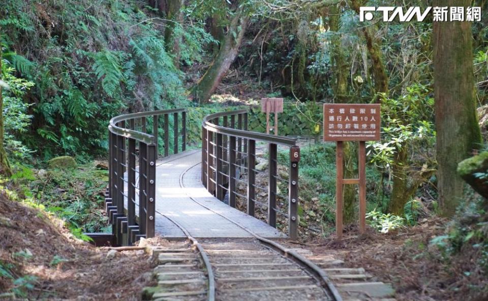 特富野古道沿途保有部分舊鐵道枕木鐵軌與鐵道棧橋，景緻優美並具歷史遺跡。（圖／記者盧逸峰攝影）