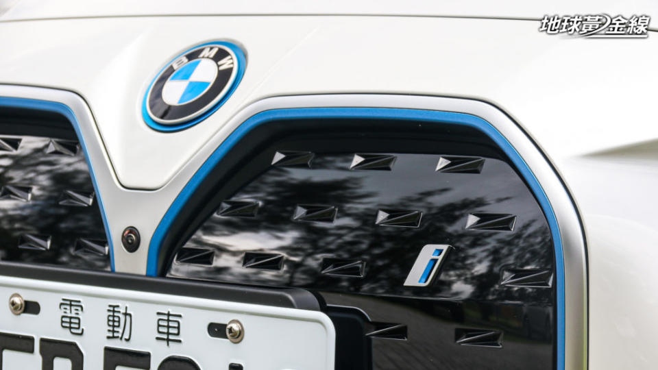 雙腎造型車鼻蓋板內有BMW i品牌徽飾。(攝影/ 陳奕宏)