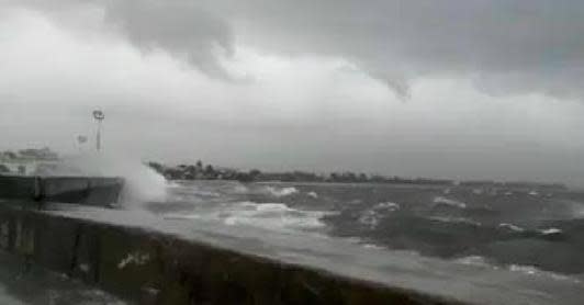 Typhoon Haiyan surges waves to Philippines' southeastern Luzon Island