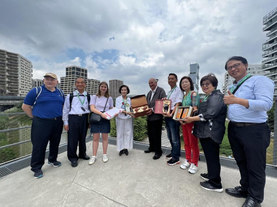 宜蘭縣政府考察團十一日考察巴黎克里齊社區、葉維特公園等城市規劃。克里齊社區規劃建築師，今年高齡八十六歲的Francois Grether特別帶著考察團介紹該社區從無到有的故事。（宜縣府提供）