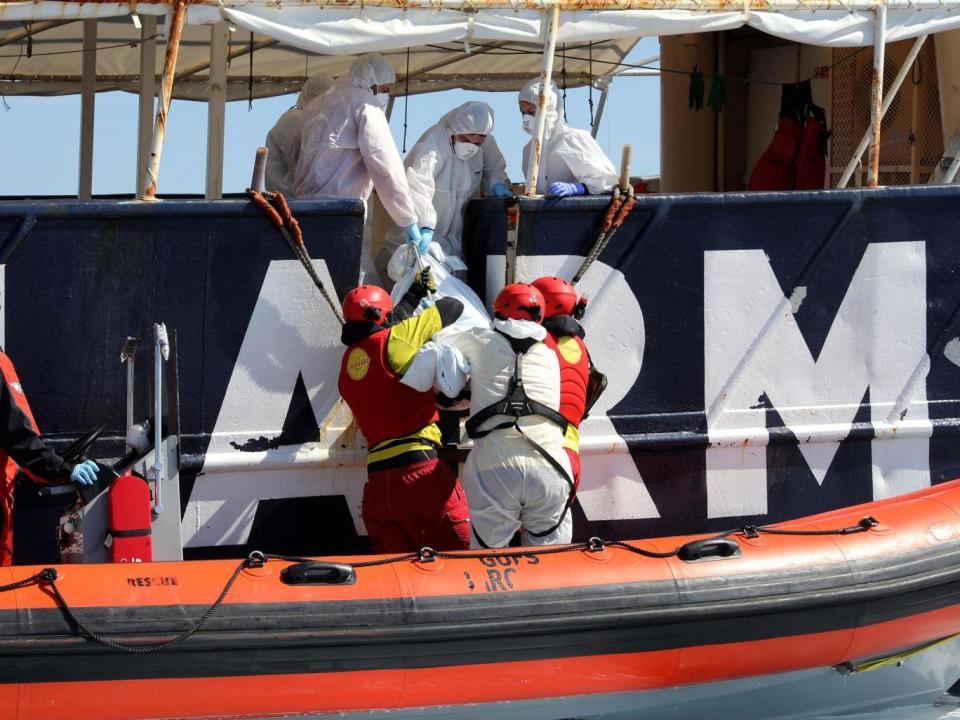 Lifeguards from Proactiva Open Arms lift a body into Golfo Azzurro (Reuters/Yannis Behrakis)