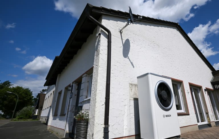 Kauf und Betrieb einer Wärmepumpe, kombiniert mit einer Solaranlage, können in einem unsanierten Einfamilienhaus aus den 90er Jahren nach elf Jahren günstiger sein als eine neue Gasheizung, wie die Studie ergab. (Ina FASSBENDER)