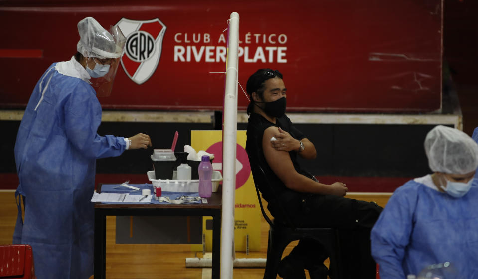 Un trabajador de la salud sostiene su brazo después de recibir la vacuna rusa Sputnik V contra el COVID-19 dentro del estadio River Plate en Buenos Aires, Argentina, el martes 2 de febrero de 2021. (AP Foto/Natacha Pisarenko)