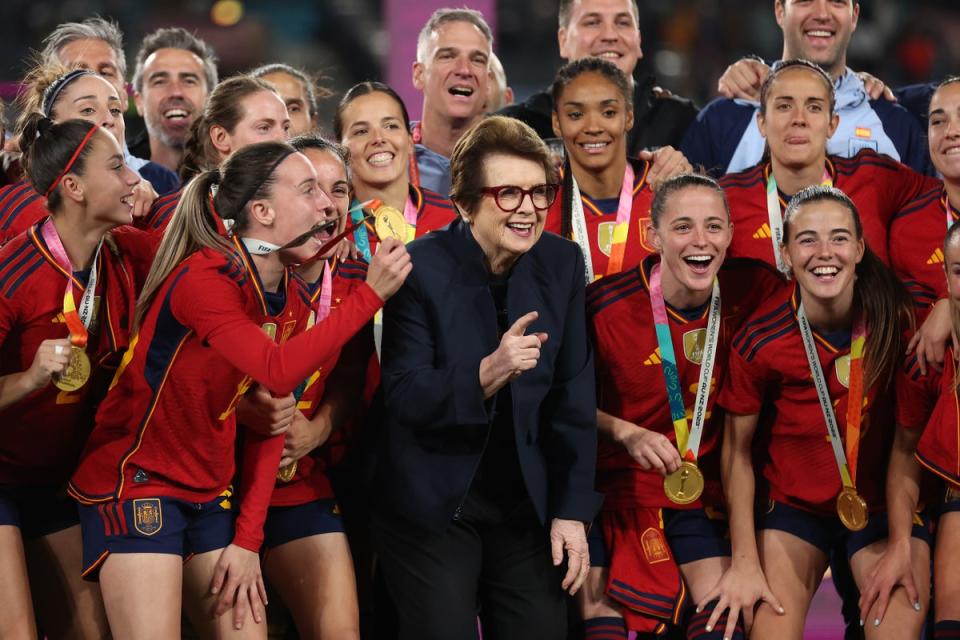 Spain celebrate with tennis legend Billie Jean King (Getty Images)