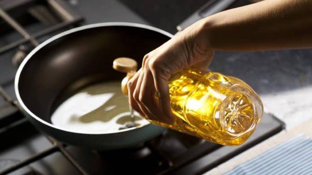 Aceite de cocina usado en un recipiente transparente.