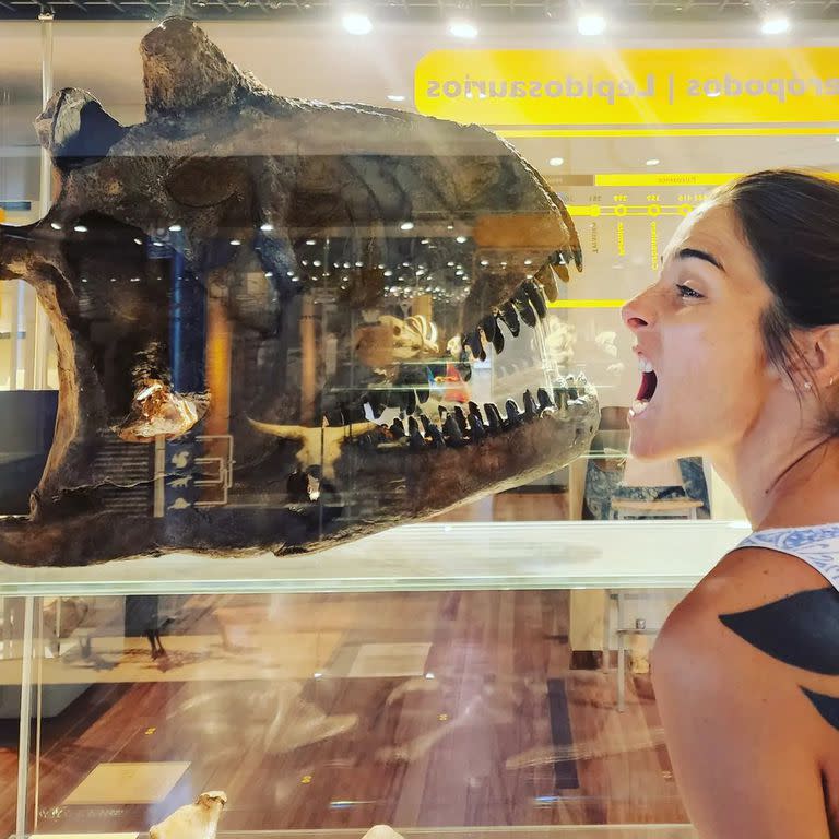 Juana Viale compartió una divertida foto junto a un fósil