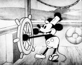 <p>Ihren ersten Auftritt hatte Micky Maus in dem Stummfilm "Plane Crazy". Richtig bekannt wurde die Figur aber erst 1928 durch den Film "Steamboat Willie" (Bild). Gesprochen wurde die Maus damals ... (Bild: Disney)</p> 