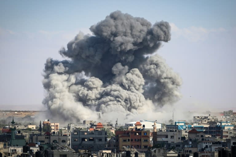 Columnas de humo tras un bombardeo israelí en Rafah, en el sur de la Franja de Gaza, el 6 de mayo de 2024, en medio del actual conflicto entre Israel y el grupo militante palestino Hamás. (-)