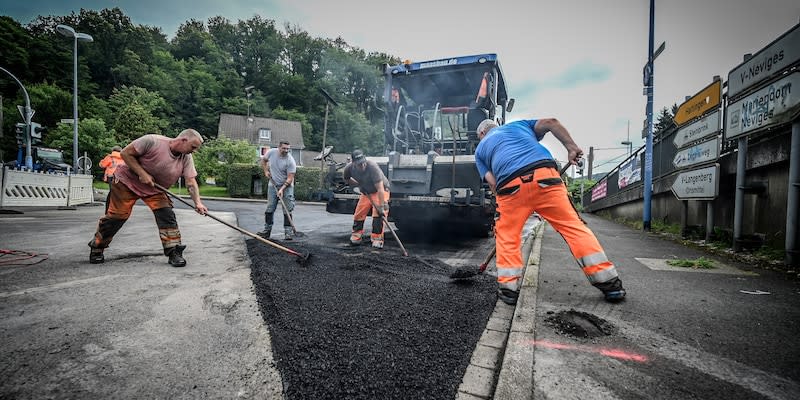 Viel Arbeit gibt es für deutsche Bauarbeiter unter anderem auf deutschen Straßen. Weil Geld fehlt und abseits der Straßen mangelnde Flächen sowie komplexe Regelungen einen Bauboom verhindern, leidet die deutsche Bauindustrie an Auftragsmangel. Das gefährdet alle großen Projekte der Bundesrepublik.<span class="copyright">IMAGO/Funke Foto Services</span>