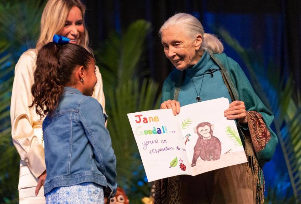 Gabriela Espinosa, a la izquierda, le entregó una carta escrita a mano a la doctora Jane Goodall al final de la conferencia.