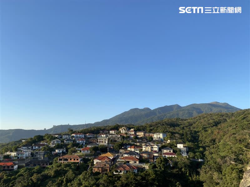 軍艦岩360度環景，可看台北盆地、基隆河淡水河交匯及大屯山系。