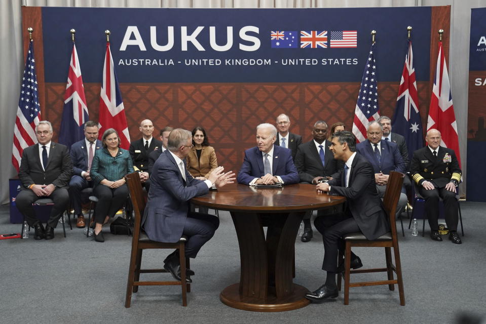 英國《金融時報》7日報導，美國、英國和澳洲將開始討論邀請日本加入「澳英美三方安全夥伴關係」（AUKUS），以嚇阻中國。圖為「澳英美三方安全夥伴關係」（AUKUS）2023年3月會見現場。（Stefan Rousseau/Pool/美聯社資料照）