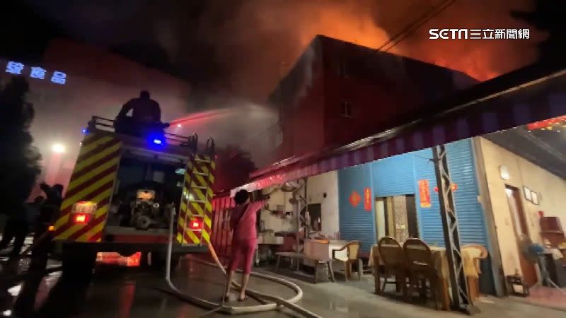 工廠起火原因目前尚在釐清中，所幸無人傷亡。