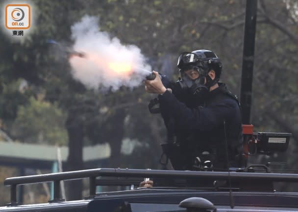 警員在裝甲車頂舉槍發射催淚彈。(黃仲民攝)