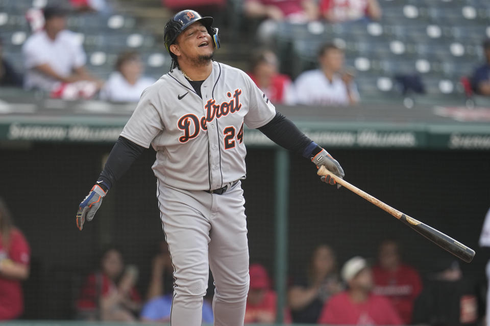 Miguel Cabrera, de los Tigres de Detroit, reacciona después de un elevado de foul en la sexta entrada del primer juego de una doble cartelera en contra de los Guardianes de Cleveland, el viernes 18 de agosto de 2023, en Cleveland. (AP Foto/Sue Ogrocki)