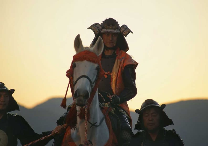 住客可以化身「一日城主」騎白馬進城，守護城郭。取自大洲城キャッスルステイ 