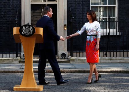 Britain's Prime Minister David Cameron and his wife Samantha walk back into 10 Downing Street after he spoke about Britain voting to leave the European Union, in London, Britain June 24, 2016. REUTERS/Stefan Wermuth