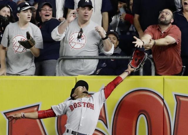 How to rob a home run like Mookie Betts