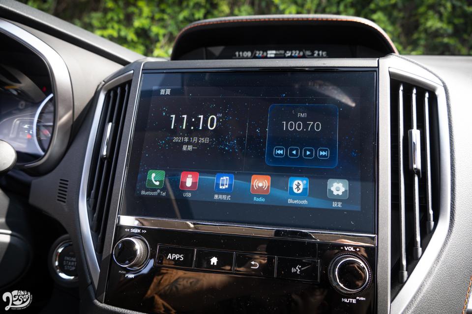 8 吋觸控螢幕支援 Apple CaPlay 與 Android Auto。
