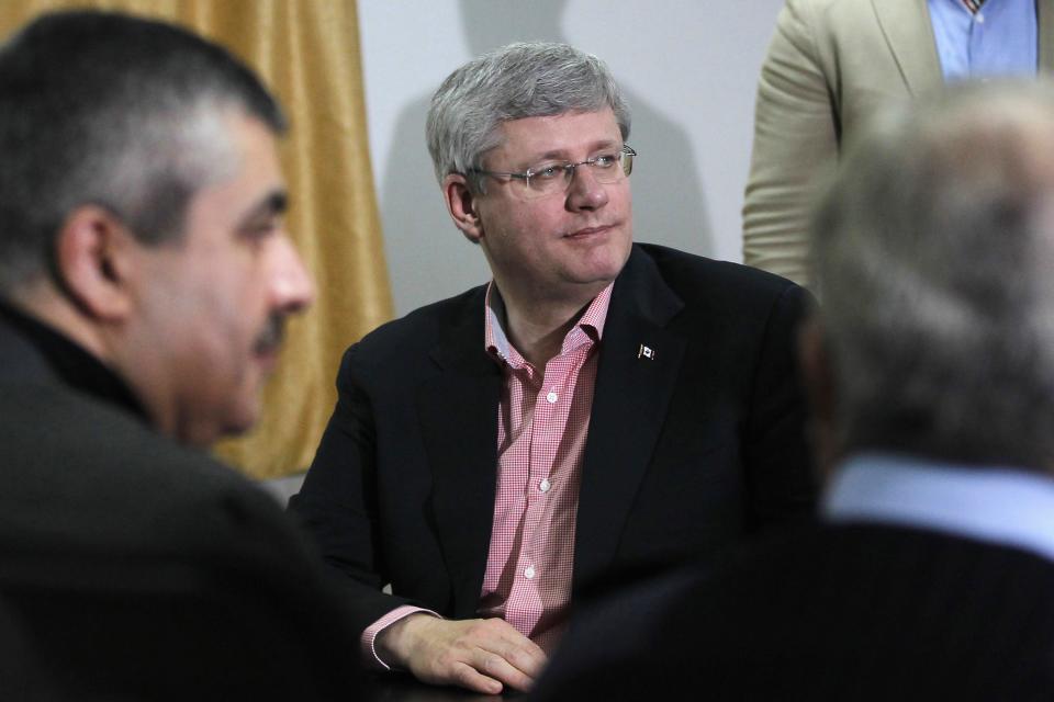 Canada's PM Harper listen to briefing on status of Al Zaatari refugee camp by UN staff during visit in Mafraq