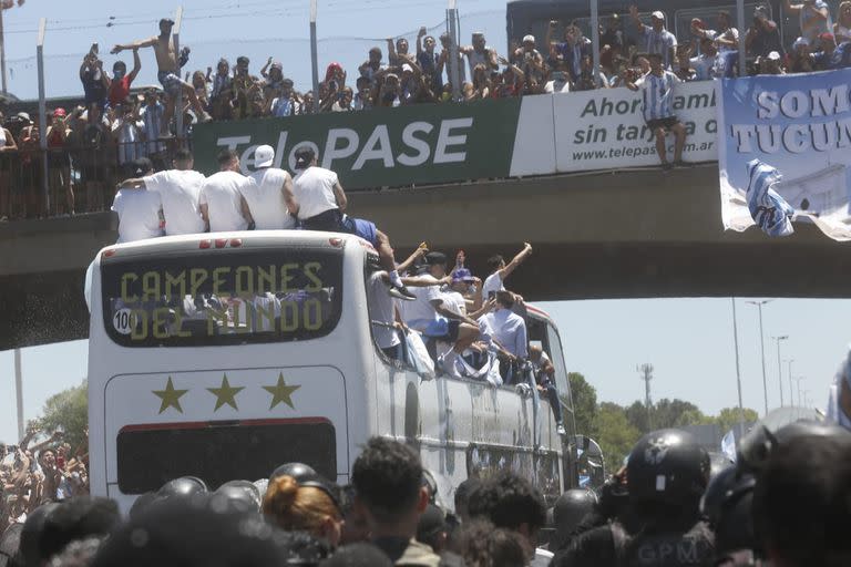 La gente desbordando cada lugar para ver el paso de los campeones del mundo