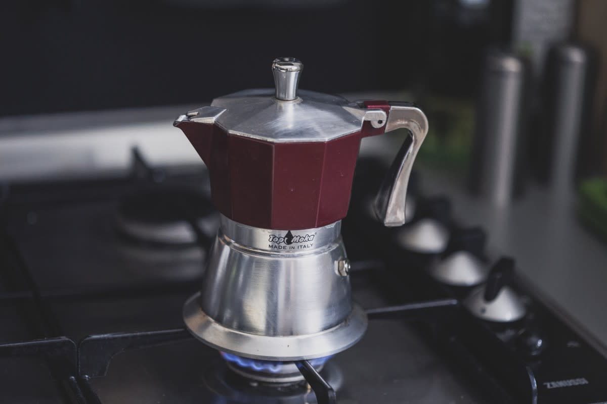 Expo café Chile - La cafetera italiana o cafetera moka elabora el café  haciendo pasar agua hervida presurizada por vapor, a través de café molido.  El invento fue patentado por el Alfonso