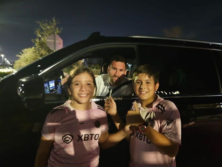 Lionel Messi se sacó una foto con dos fanáticos que quedaron conmocionados con su presencia