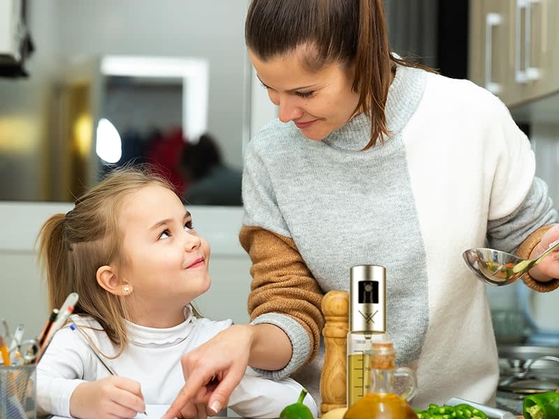 So wird Kochen zum kinderleichten Spaß: Mit einem Ölsprüher können sogar die Kleinsten schon beim Braten, Backen und Kochen mithelfen. (Bild: Amazon)