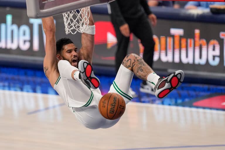 Jayson Tatum vuelta la pelota en el tercer encuentro de la final de NBA; la figura de Boston Celtics anotó 31 tantos contra Dallas Mavericks como visitante.