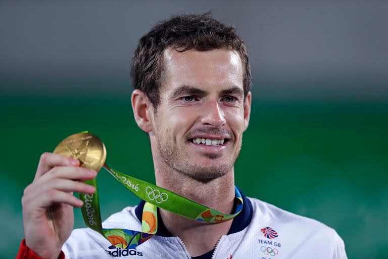 El tenista británico Andy Murray posando con la medalla de oro en los Juegos Olímpicos de Río de Janeiro, tras vencer a Juan Martín del Potro en la final