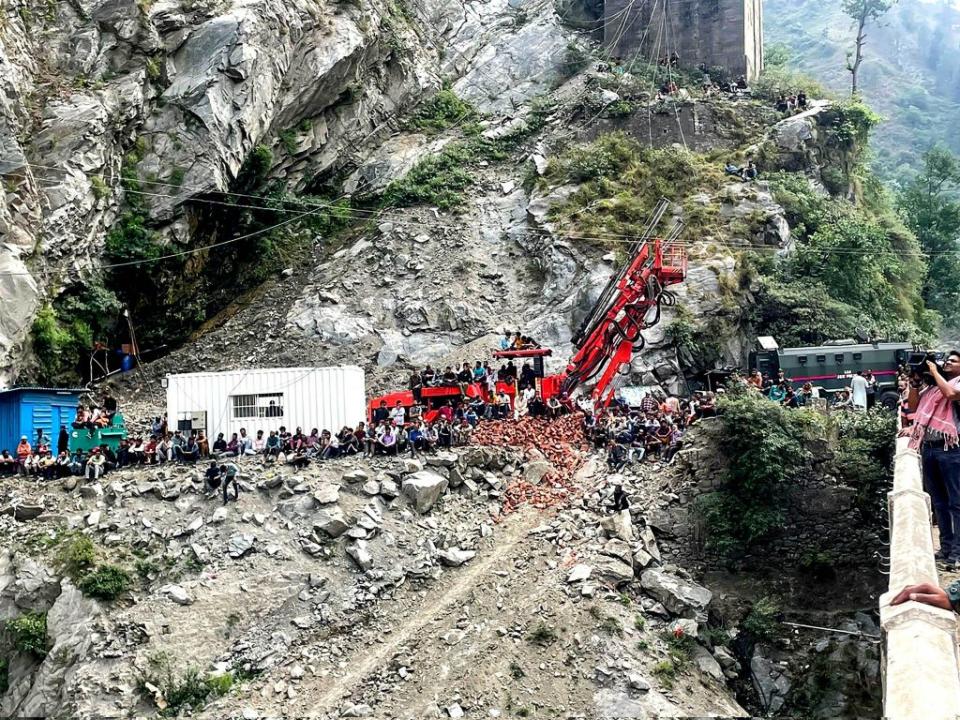 由於當地天候惡劣且地勢險峻，影響了救援團隊救難進度。（圖／翻攝自推特）