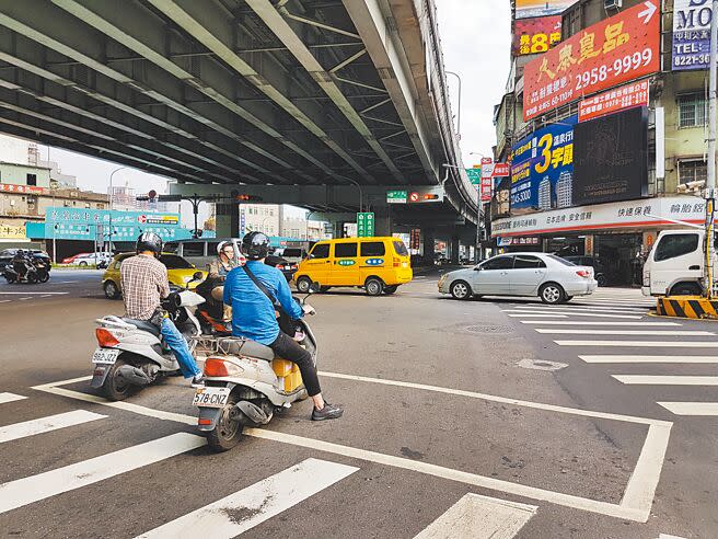 民眾提案「廢除一般道路內側禁行機車、兩段式轉彎及考照制度改革」，交通部24日回應，不宜全面廢除，應給予地方政府因地制宜規畫。（本報資料照片）