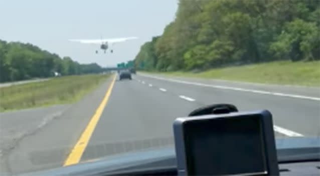 The plane was seen coming closer towards the highway before landing. Source: YouTube / Thomas Lupski