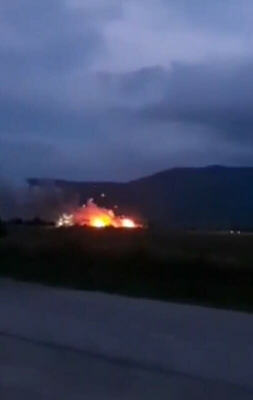 俄軍位於克里米亞的軍火倉庫已被爆炸摧毀，俄軍損失了一部分軍事資源。   圖：翻攝自 Igor Sushko 推特