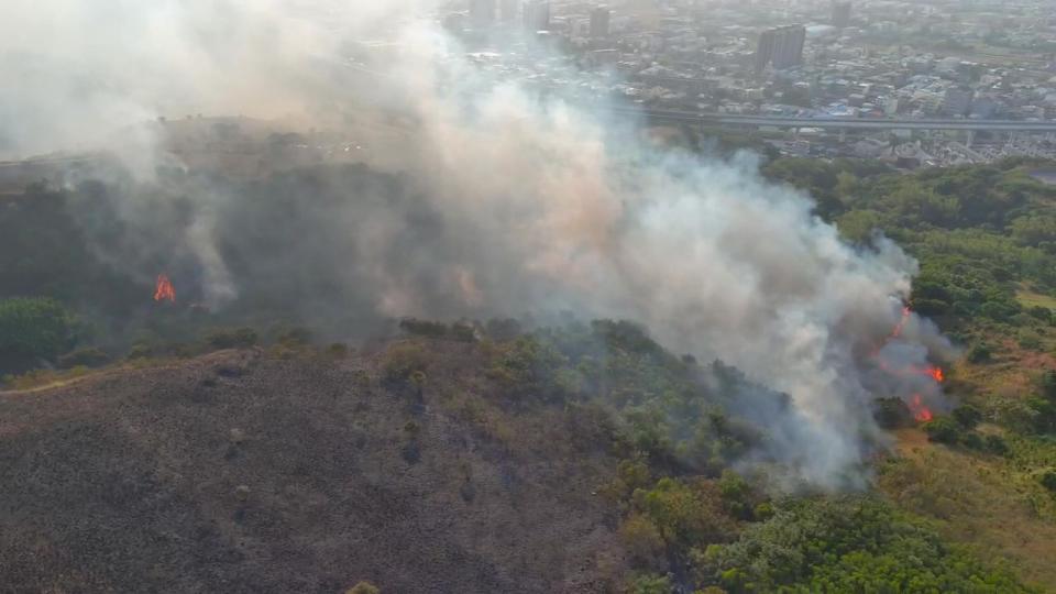 <strong>在強風助長下，鰲峰山星火燎原多處起火。（圖／台中市消防局提供）</strong>