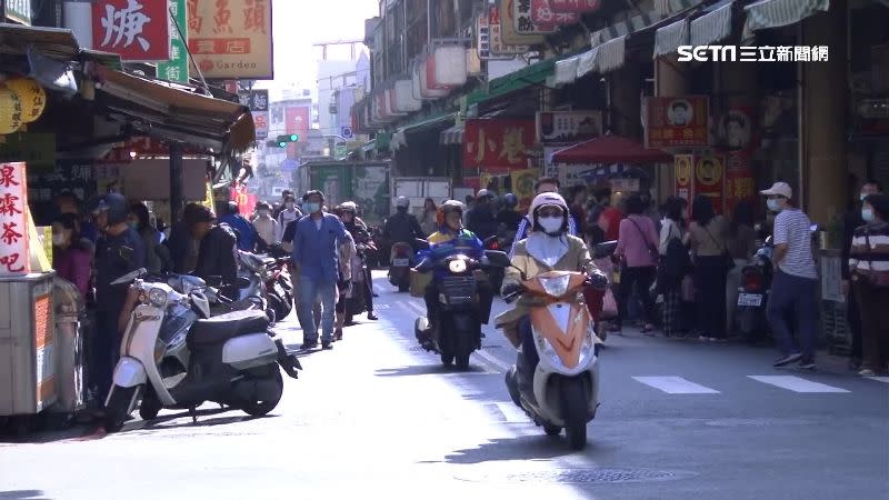 台南國華街為知名美食小吃集散地，人潮川流不息。