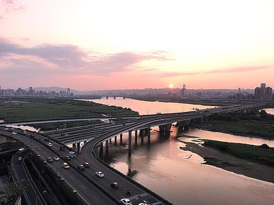  傍晚從〈宿之酒店〉頂樓餐廳望出去，可欣賞夕陽金光映照下的淡水河美景。圖／姚舜