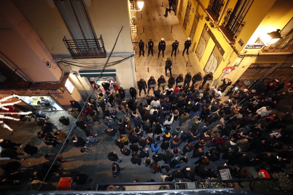 Tensión entre la Policía y los antidisturbios en Lavapiés (EFE).