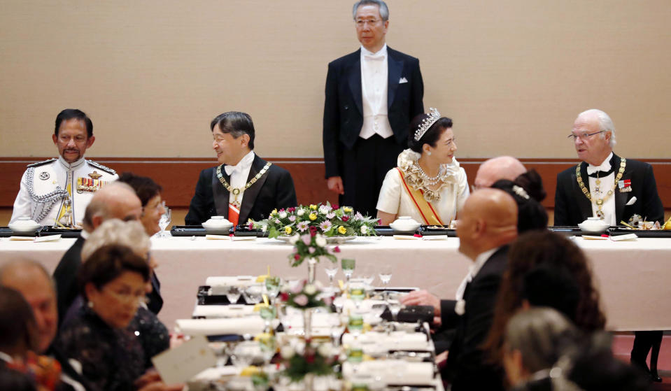 Japan's Emperor Naruhito, center left, talks with Brunei's Sultan Hassanal Bolkiah, as Empress Masako, center right, talks with Swedish King Carl XVI Gustaf, during the court banquet, in Tokyo, Tuesday, Oct. 22, 2019. Japan's Naruhito proclaimed himself Emperor during an enthronement ceremony at the Imperial Palace, declaring himself the country's 126th monarch.(Kyodo News via AP)