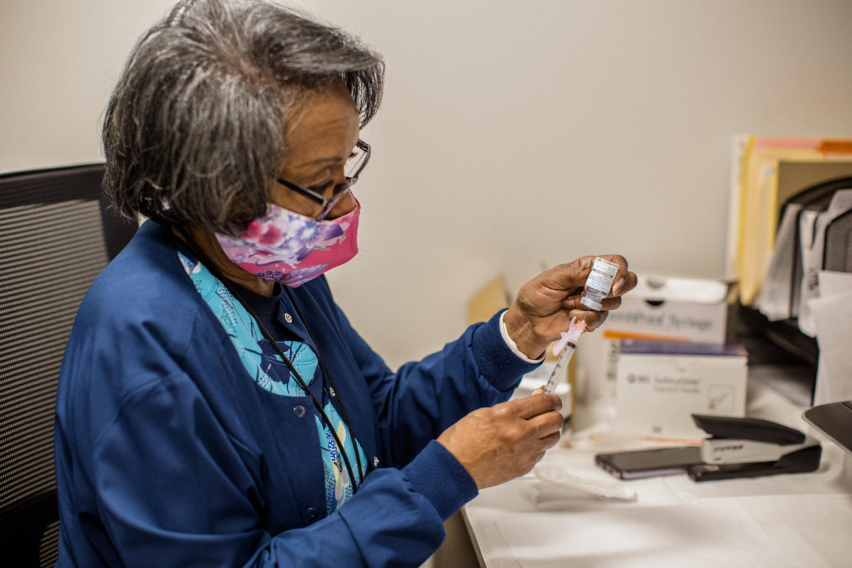 Residentes reciben la dosis de refuerzo contra la COVID-19 en el estacionamiento de la Iglesia Presbiteriana Wasatch en Salt Lake City, Utah, el 15 de septiembre de 2022. (Kim Raff/The New York Times)