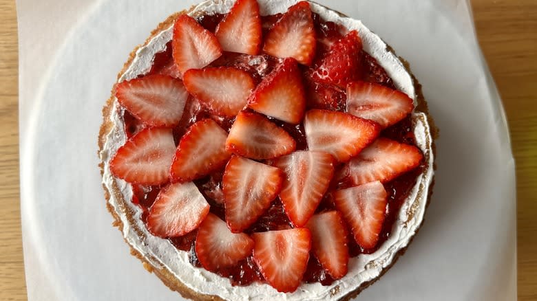 strawberries jam buttercream cake layer